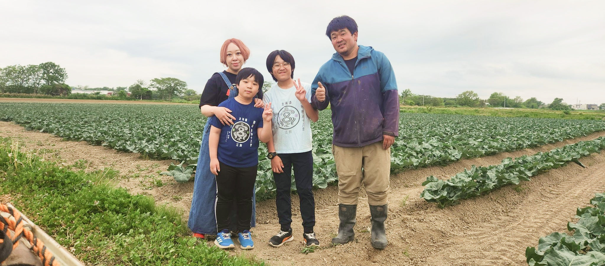 畑で撮ったみやかわ農園の家族写真